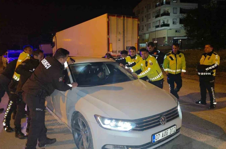 Sızan sürücüyü uyandırmak için aracı beşik gibi salladılar 