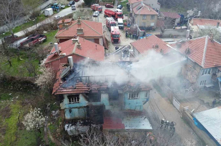 Sobadan çıkan yangın evi kullanılamaz hale getirdi 