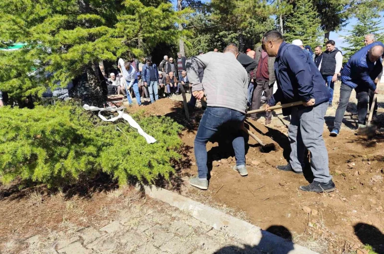 Sobadan zehirlenen anne ve kızı son yolculuklarına uğurlandı 