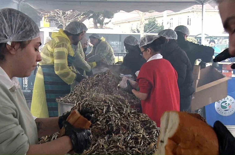 Soğuğa aldırış etmeyen vatandaşlar Balık Festivali’ne koştu 