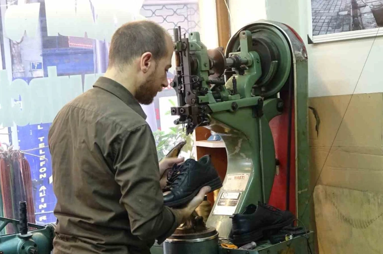 Soğuk hava ayakkabı tamircilerinde mesaiyi ikiye katladı