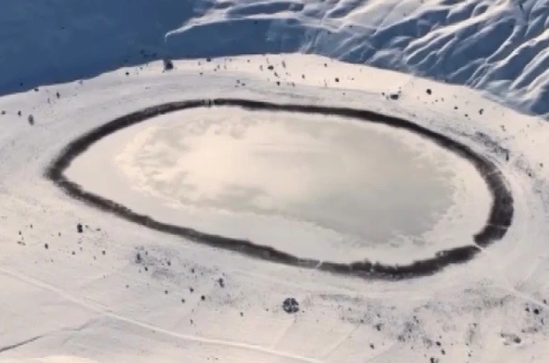 Soğuk hava Polat Gölü’nü buzla kapladı