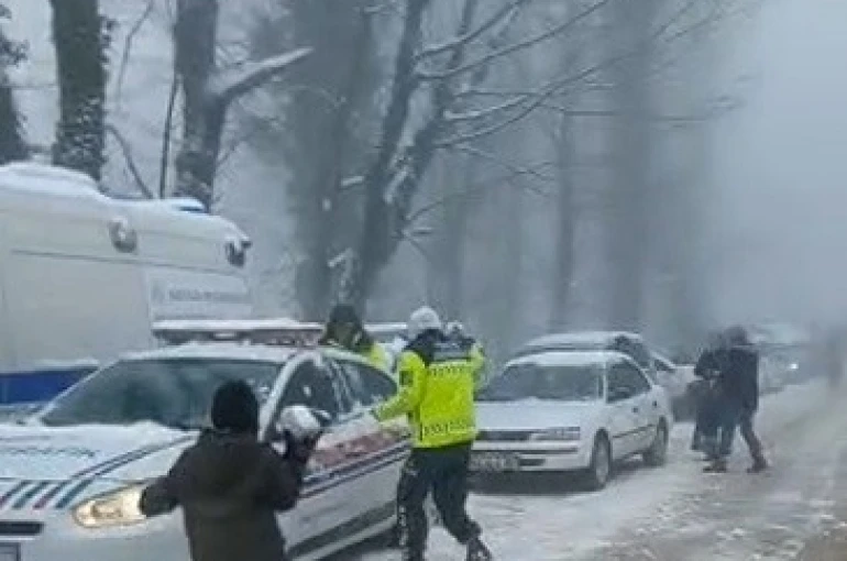 Soğuk havada sıcak görüntüler: Jandarma çocuklarla kar topu savaşı yaptı 