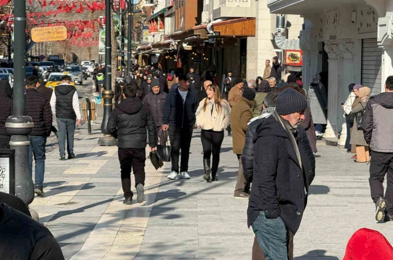 Soğuk havalar da turistleri durdurmadı: Diyarbakır misafirlerini ağırlamaya devam ediyor 