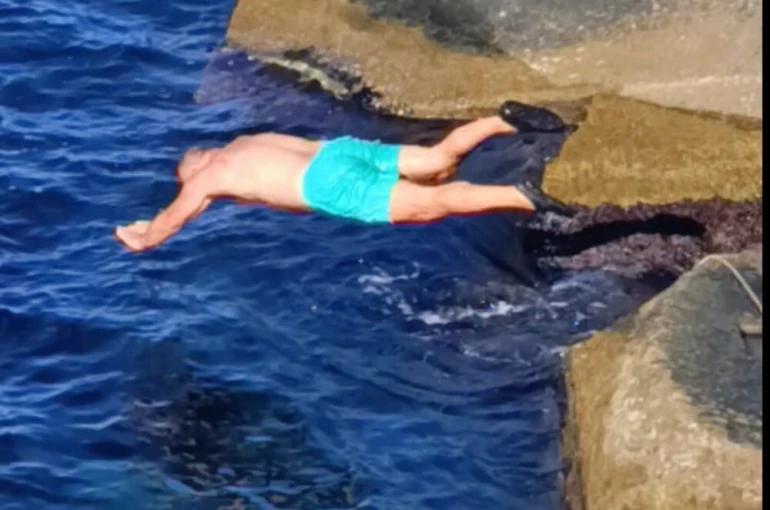 Soğuk havaya aldırış etmeden denize girdi 