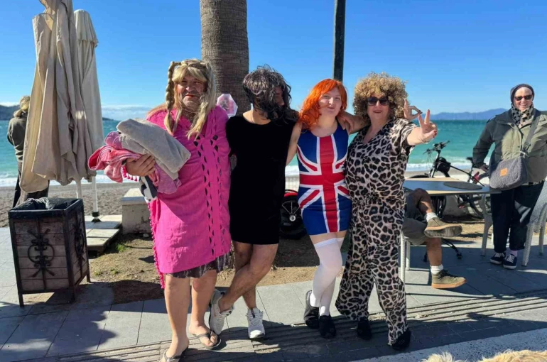 Soğuk havaya aldırmadılar, çocuklar ve hayvanlar için denize girdiler 