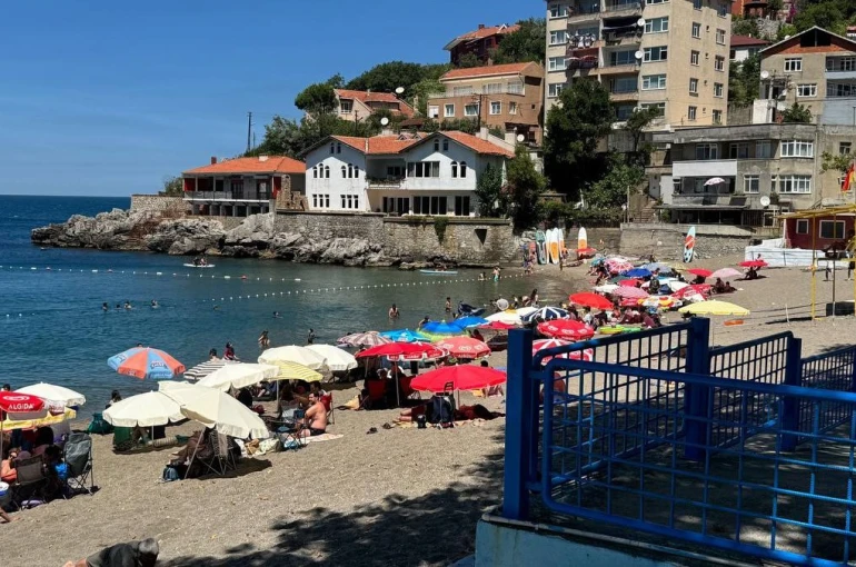 Soğuk olmasına aldırış etmeden denize girdiler