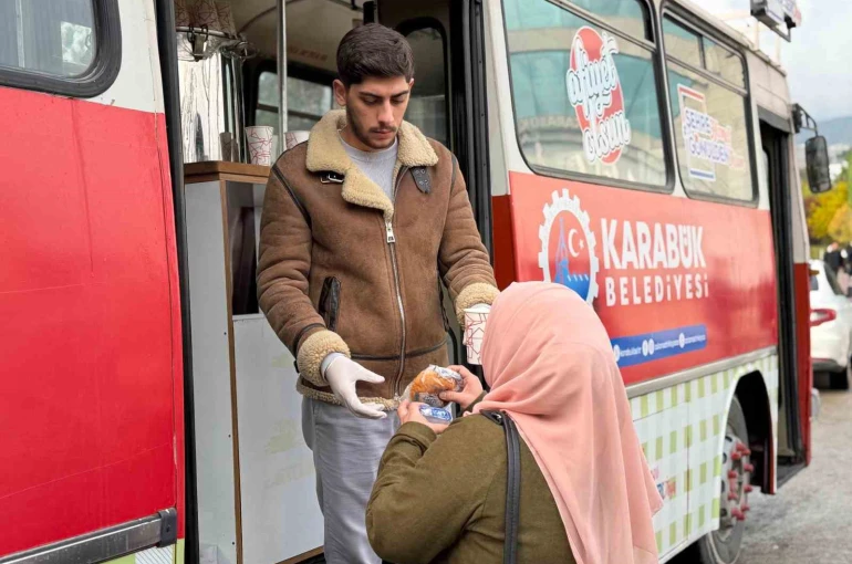 Soğuk sabahlar belediyenin çorba ikramıyla ısınıyor 