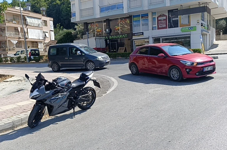 Sokağa dönmek isteyen otomobile motosiklet çarptı: 1 yaralı 