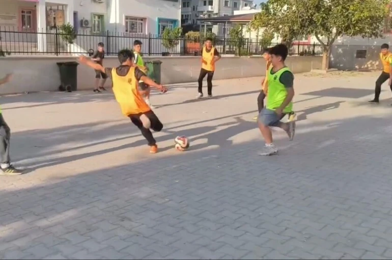 Sokak arasında taş kaleyle transfer duyurusu gülümsetti 