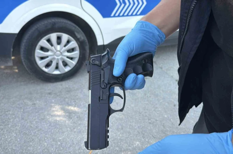 Sokak ortasındaki kavga sonrasında okulun önündeki çöp kutusunda tabanca çıktı