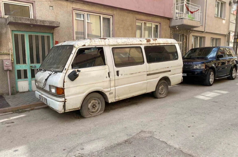 Sokakta terk edilen panelvan araç 