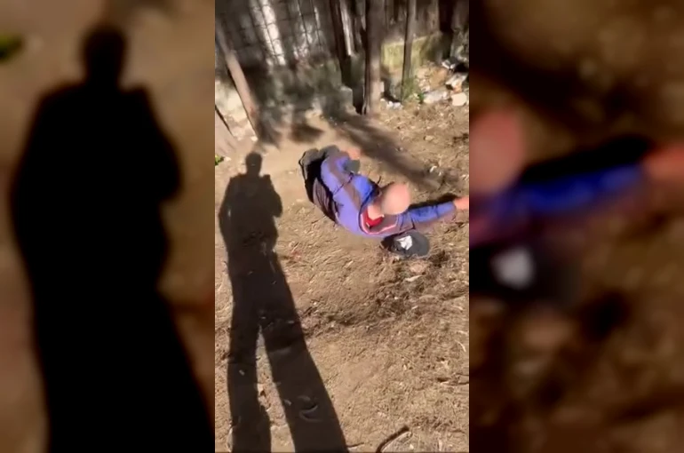 Sokakta uyuyan yaşlı adamın yüzüne tekme atıp paylaşan 2 şüpheli gözaltında 