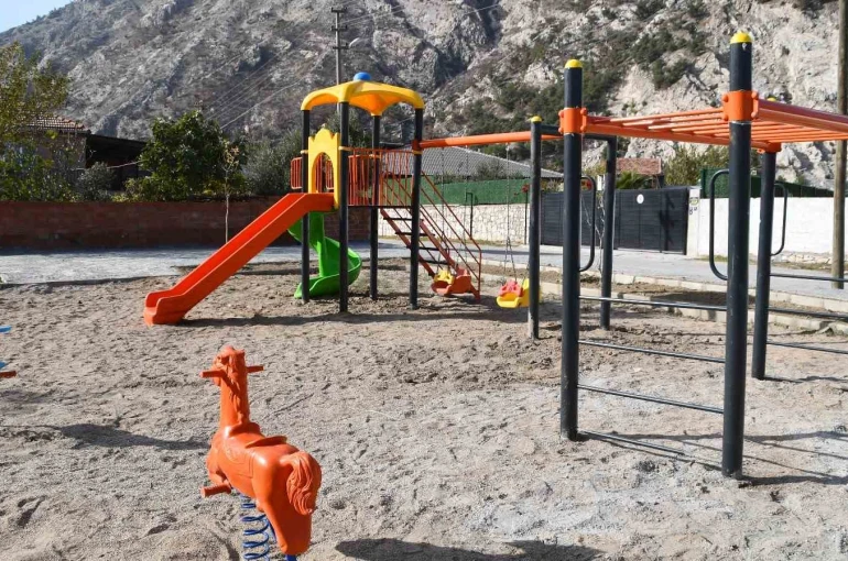Söke Belediyesi’nden Sazlı Mahallesi’ne yeni Çocuk Oyun ve Dinlenme Alanı 