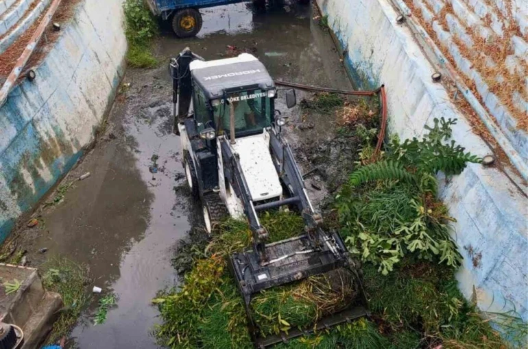 Söke Belediyesi’nden Yenikent Deresi’nde temizlik çalışması