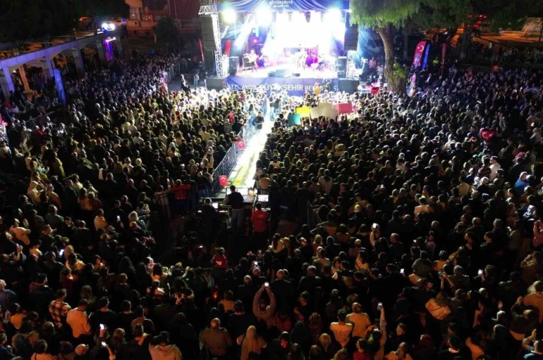 Söke’de Cumhuriyet coşkusu Kıraç konseriyle zirveye çıktı 