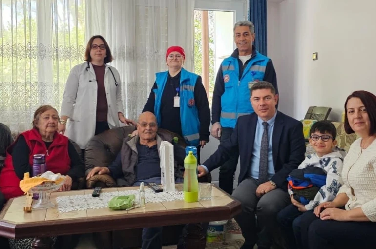 Söke’de yaşlı çınarları ziyaret edip, moral verdiler 