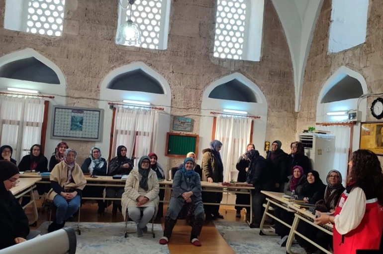 Sokollu Camii Kur’an Kursu kursiyerlerine AEP eğitimi 
