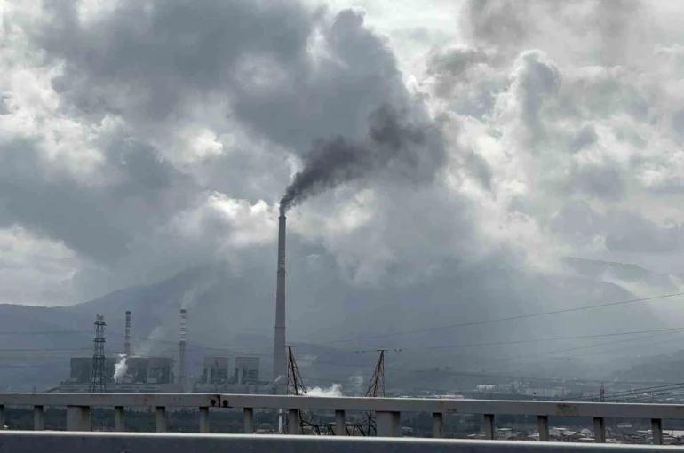 Soma’da, termik santralden yükselen siyah duman kentin soluğunu kesiyor 