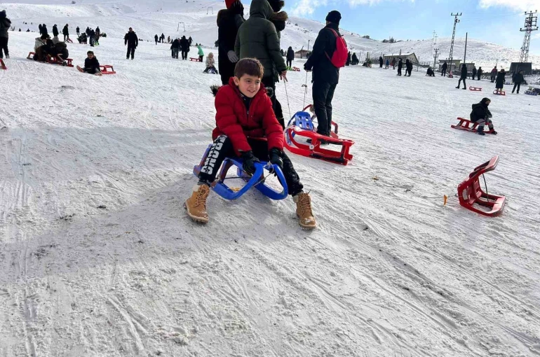 Sömestir tatilinde ailelerin adresi Elmadağ Kayak Merkezi oldu 