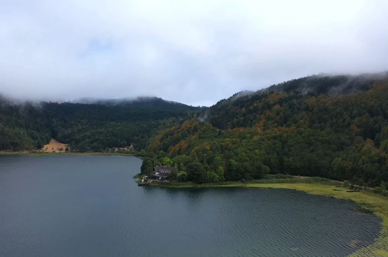 Sonbaharda Abant Gölü’nün eşsiz güzelliği havadan görüntülendi 
