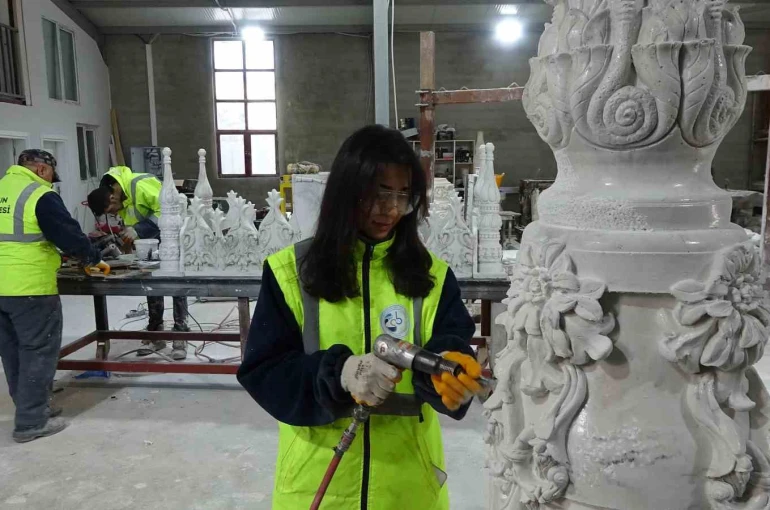 Sorgun Belediyesi atölyesinde 4 bin yıl ömürlü kuvars eserler üretiliyor 