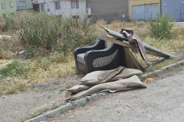 Sorumsuzca çevreye atılan eski ev eşyaları görüntü kirliliğine yol açıyor 