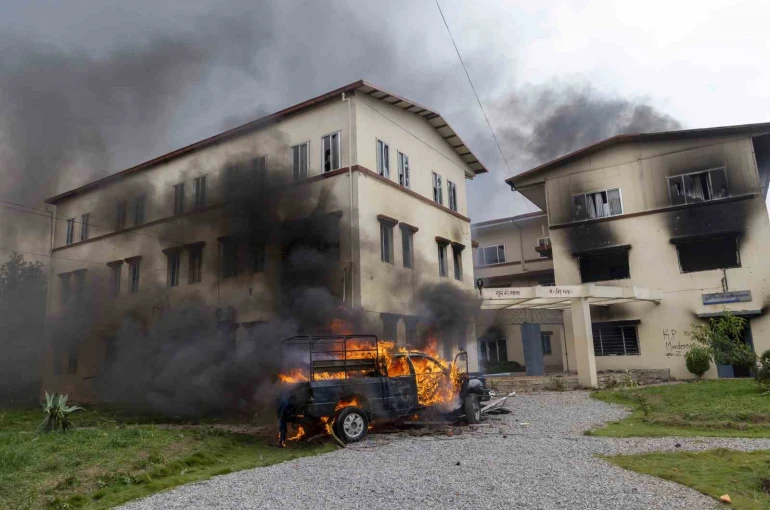 Sosyal medya yasağının ardından karışan Nepal’de Başbakan Oli istifa etti 