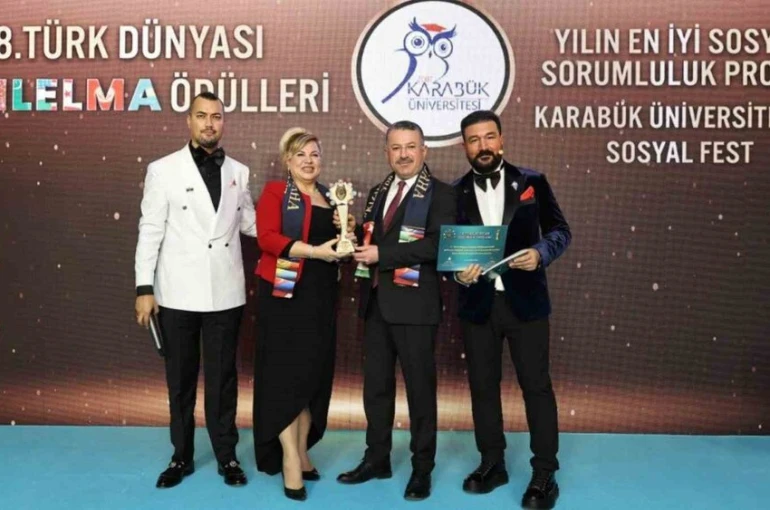 Sosyalfest’e Türk Dünyası Kızıl Elma Ödülleri’nde prestijli ödül 