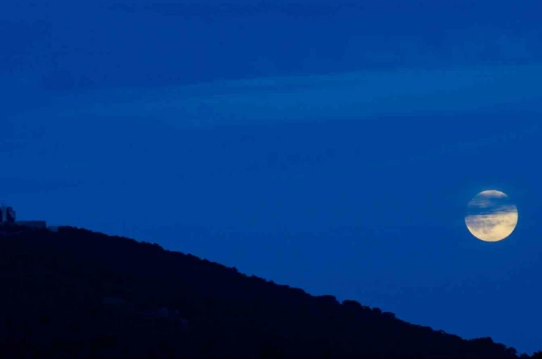 Spil Dağı’nın eşsiz manzarası "Kunduz Süper Ay" ile aydınlandı