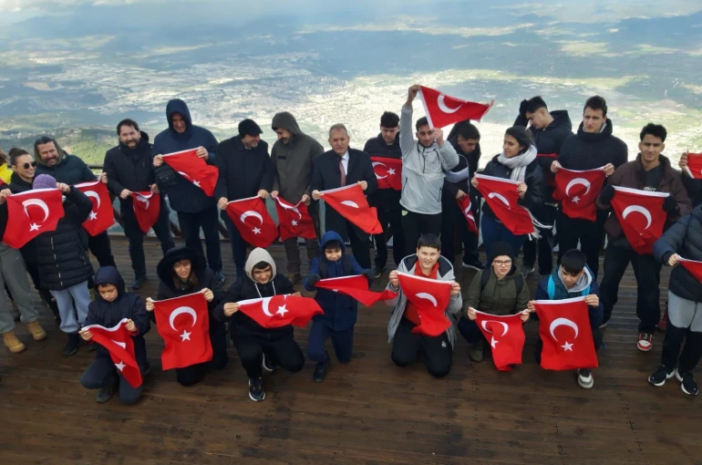 Spil’in zirvesinde Türk Bayrağı açtılar 