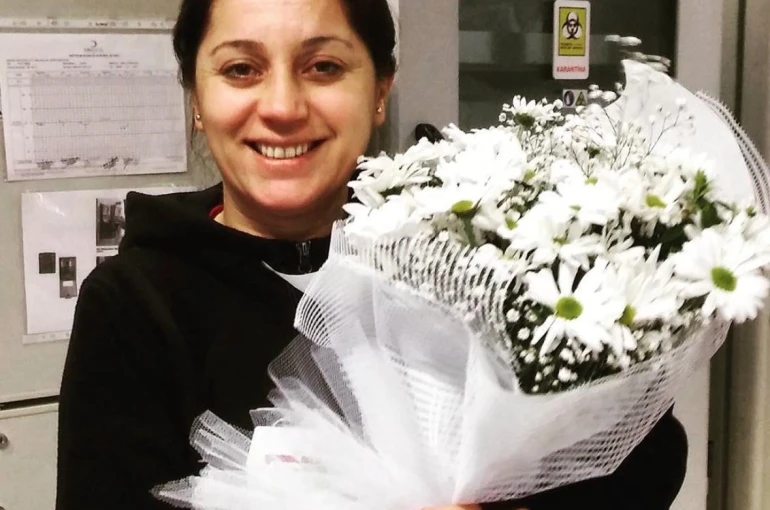 Spor salonunda fenalaşıp hastanede ölen hemşire 9 ay önce ölen oğlunun yanına defnedildi 