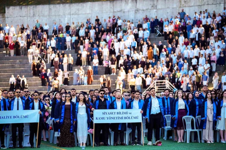 Stadyumu dolduran aileler, çocuklarının mezuniyet heyecanına ortak oldu