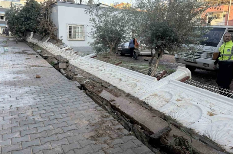 Su basan sitenin istinat duvarı yıkıldı 