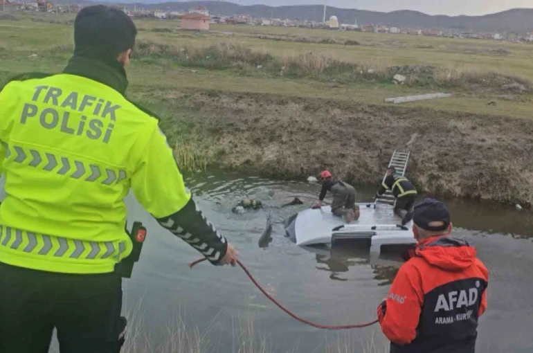 Su dolu kanala gömülmüş araç ekipleri alarma geçirdi 
