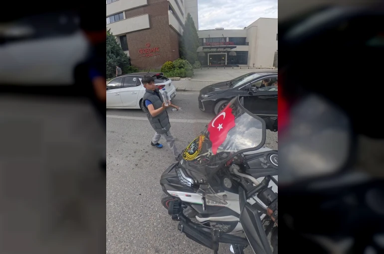 Su satan çocuk, camında Türk bayrağı olan motosikletliye su hediye etmek istedi 