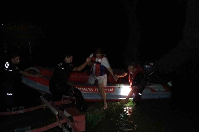 Su seviyesi yükselince adacıkta mahsur kalan genç kız kurtarıldı