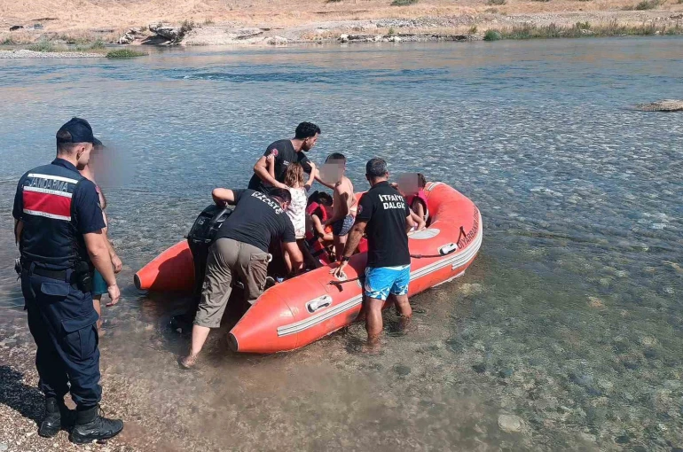Su seviyesinin yükselmesiyle mahsur kalan 10 kişi botla kurtarıldı