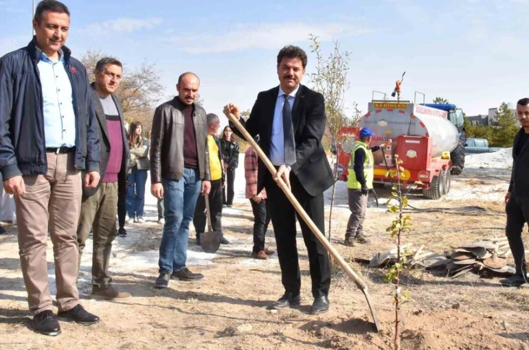 SÜ’de Milli Ağaçlandırma Günü’nde yüzlerce fidan dikildi