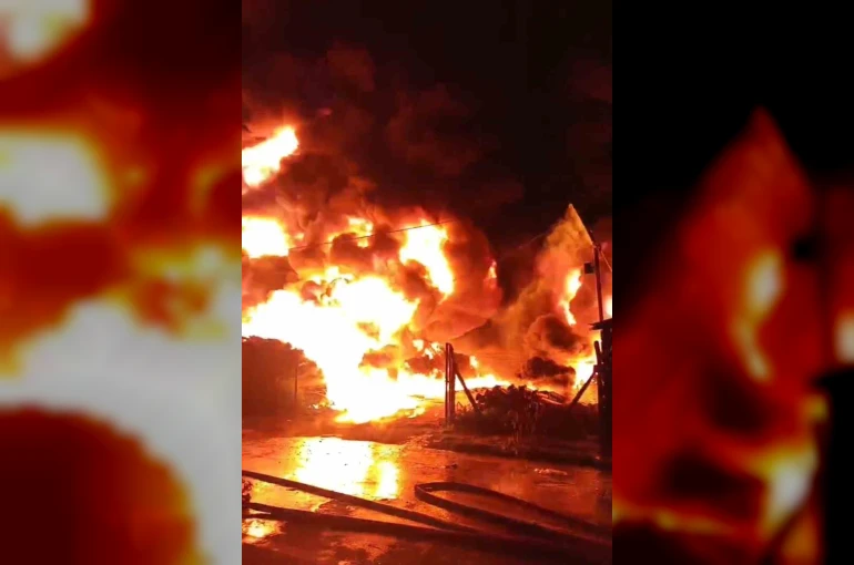 Sulama boruları alevlere teslim oldu 