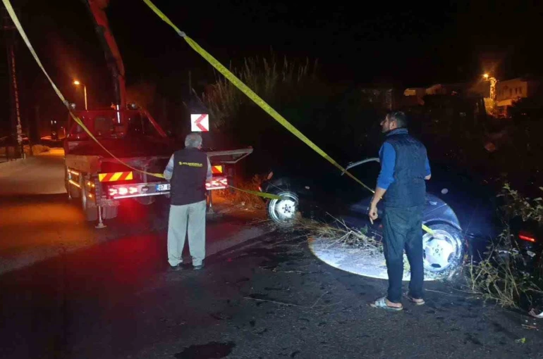 Sulama kanalına uçan araçtan ekipler kurtardı, alkolmetreyi üflemeyince ehliyetine el konuldu 