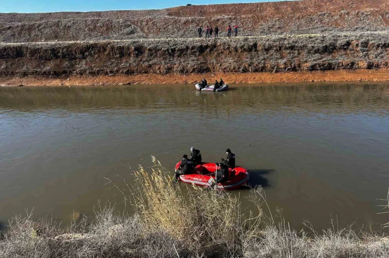 Sulama kanalında kaybolan sürücü aranıyor 