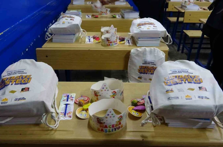 Sultanbeyli genelindeki okullarda 9 bin öğrenciye kırtasiye desteği dağıtıldı 