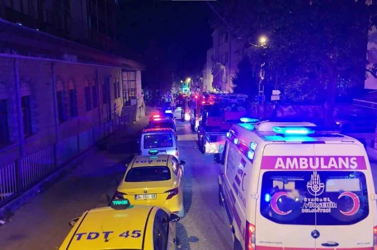 Sultanbeyli’de ahşap ev küle döndü 