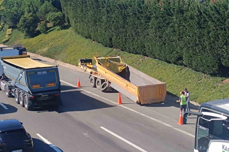 Sultanbeyli’de hafriyat kamyonu dorsesi üst geçide çarptı