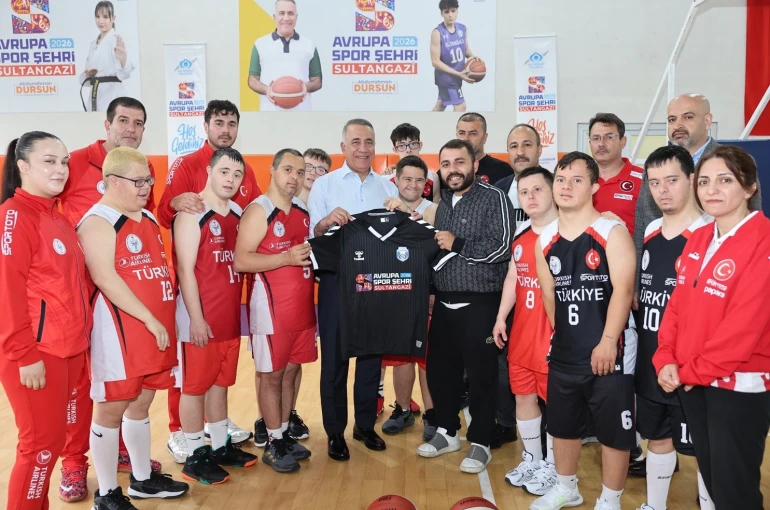 Sultangazi Belediye Başkanı Dursun, Down Sendromlular Basketbol Milli Takımı ile buluştu 