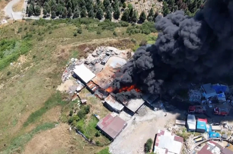 Sultangazi’de 2 hafta önce yanan plastik eşya deposundan yeniden alevler yükseldi