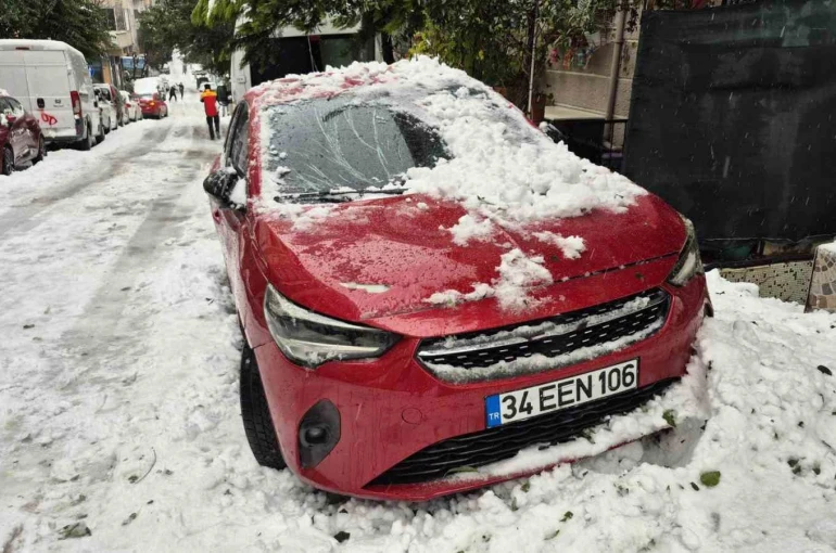 Sultangazi’de çatıdan düşen kar kütlesi park halindeki otomobile zarar verdi 