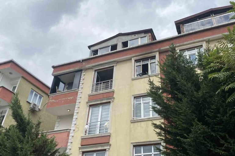 Sultangazi’de çocuk odasında başlayan yangın tüm daireyi sardı: Bina tedbir amaçlı boşaltıldı