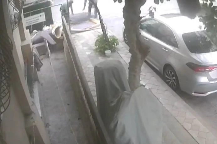 Sultangazi’de hurdacılar çöp konteynerini "atölyeye" çevirdi 